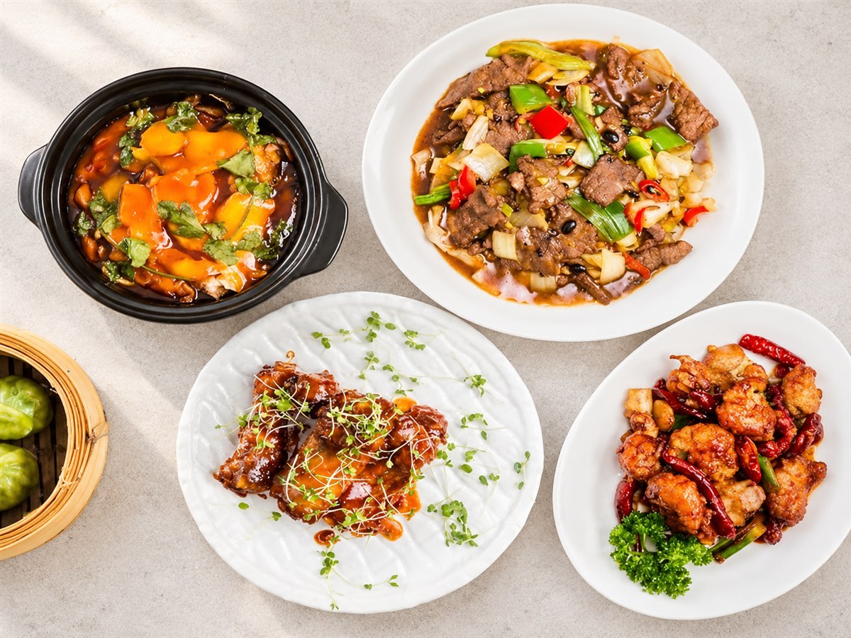 Un assortiment de plats chinois à partager